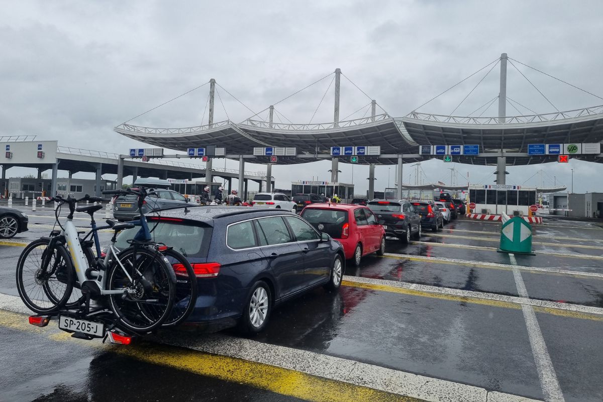 Auto mit zwei Fahrrädern auf dem Heckträger am Eurotunnel-Terminal