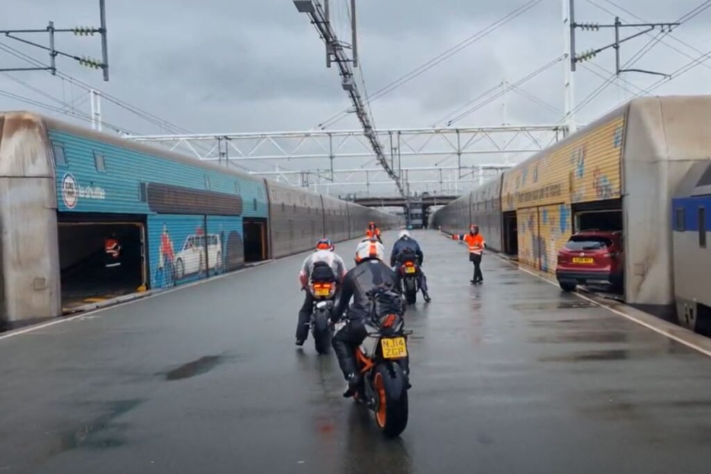 Mit dem Motorrad in den Eurotunnel-Zug einfahren