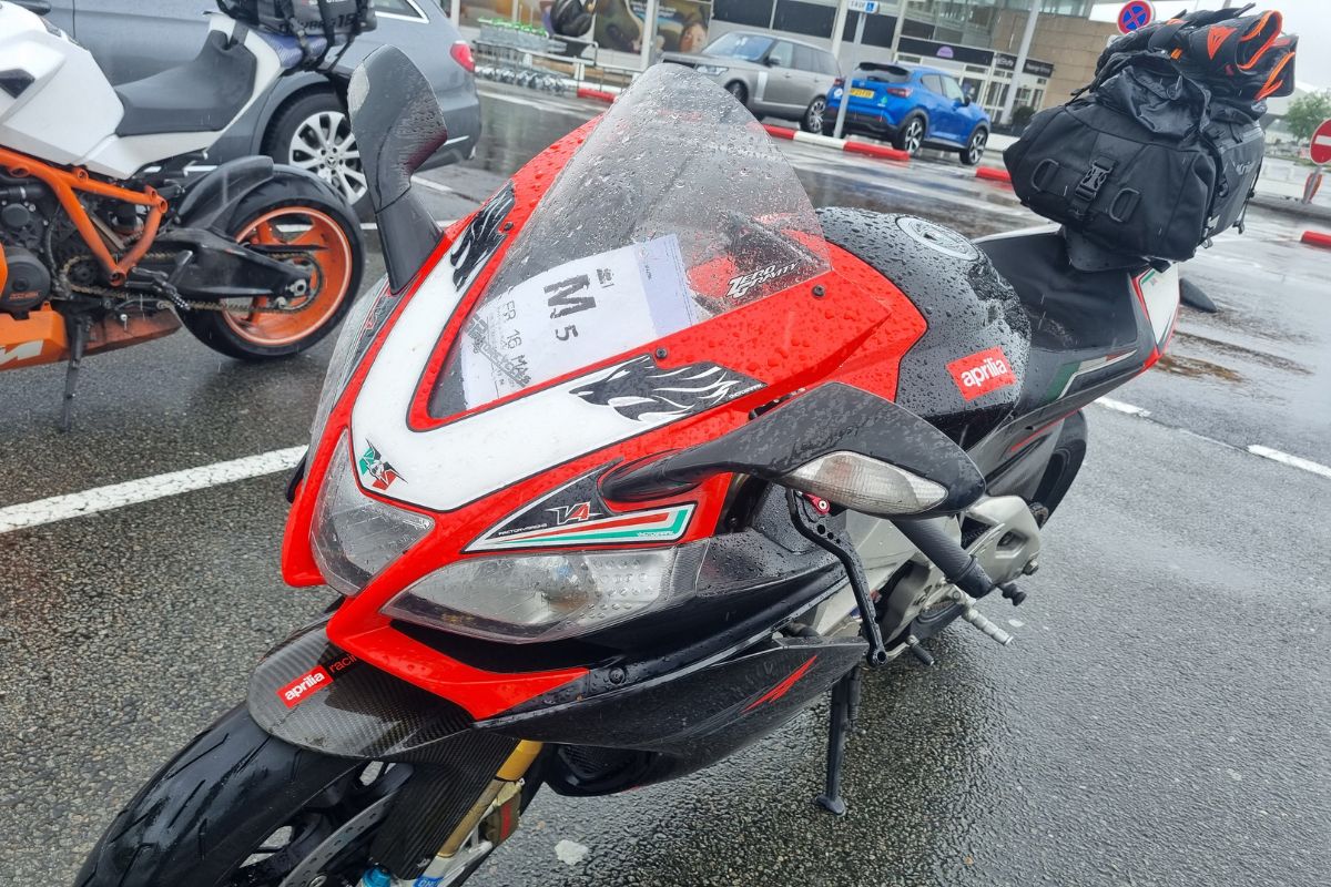 Motorrad am Eurotunnel-Terminal vor der Fahrt nach England
