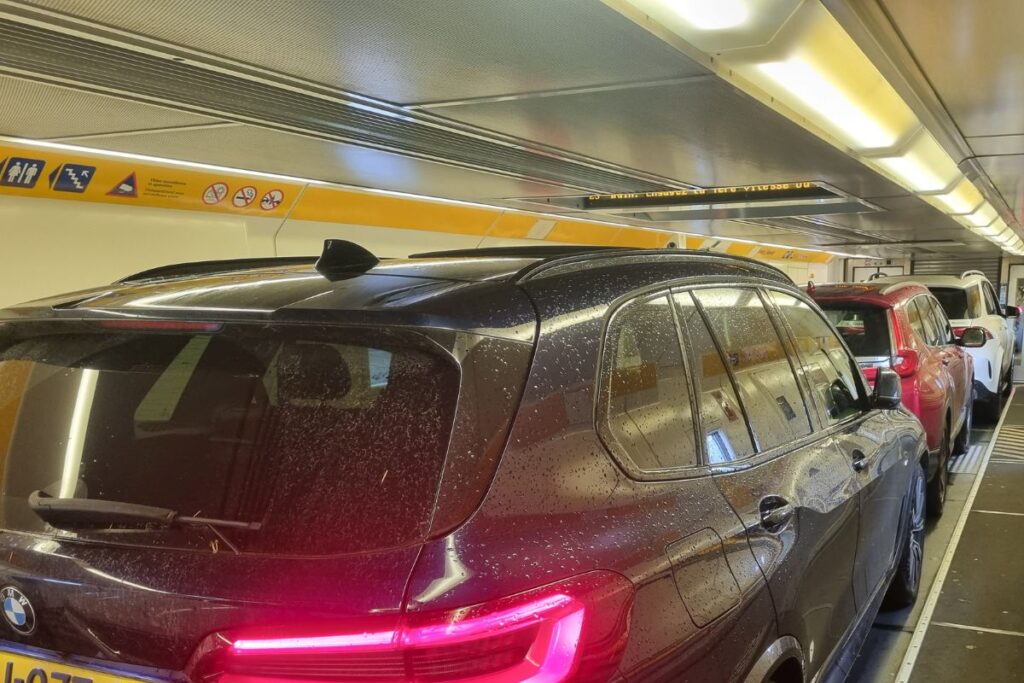 Das Innere des Eurotunnels, mit dem Auto im Zug nach England