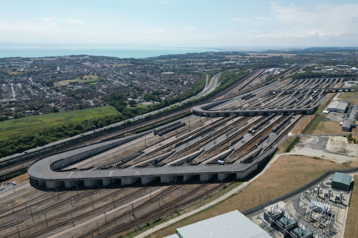 Eurotunnel-Terminal von oben mit Gleisschleife und Verladeanlagen