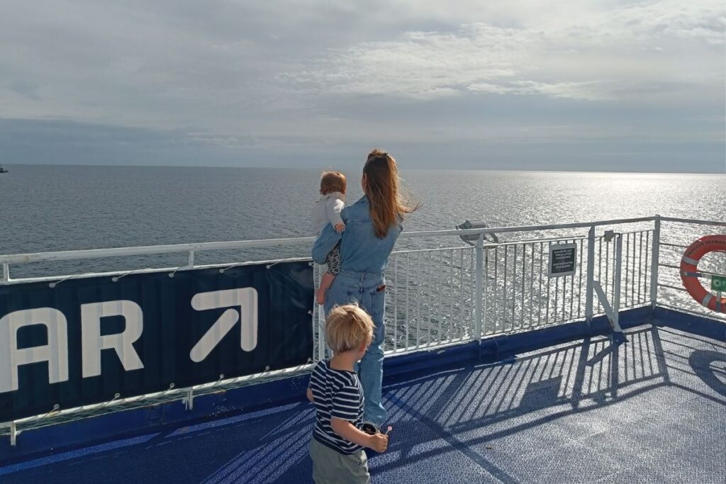 Auf der Fähre mit Kindern nach England (der Fähre nach Newcastle)