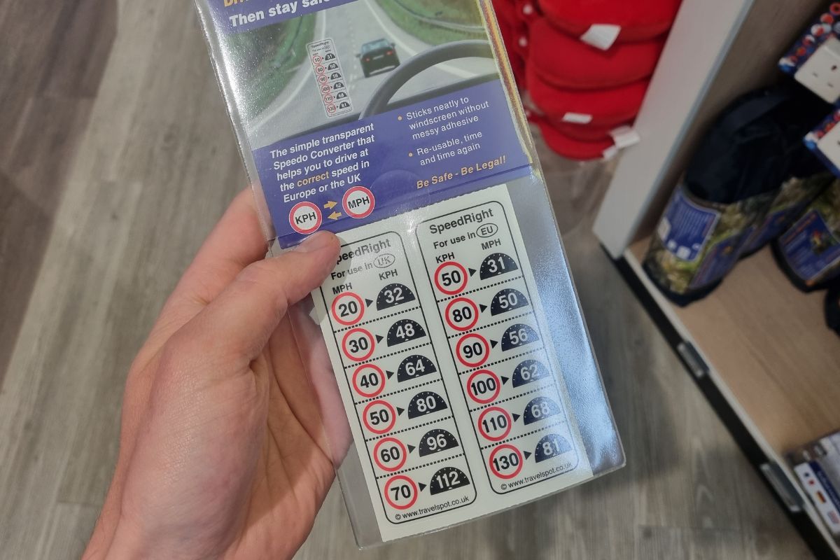 Verkehrsschild mit den wichtigsten Regeln für Autofahrer in England