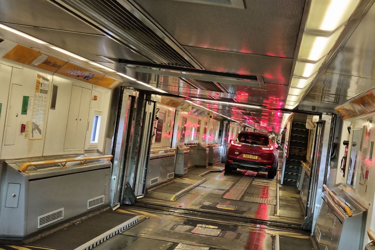 Auto fährt mit Eurotunnel Ticket auf den LeShuttle Zug in Calais