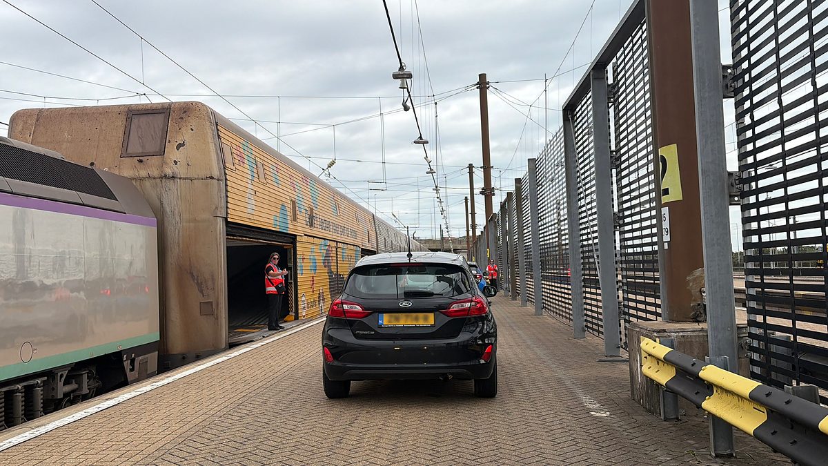 Ein Auto fährt am Eurotunnel-Terminal in den Waggon des LeShuttle