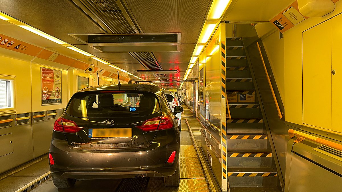Auto im Waggon des LeShuttle-Zugs während der Fahrt durch den Eurotunnel