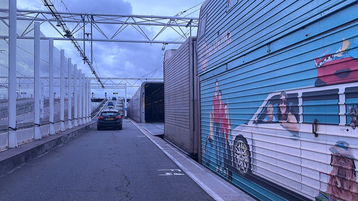 Autos verlassen nach der Ankunft den Shuttle-Zug, hier im Terminal Calais