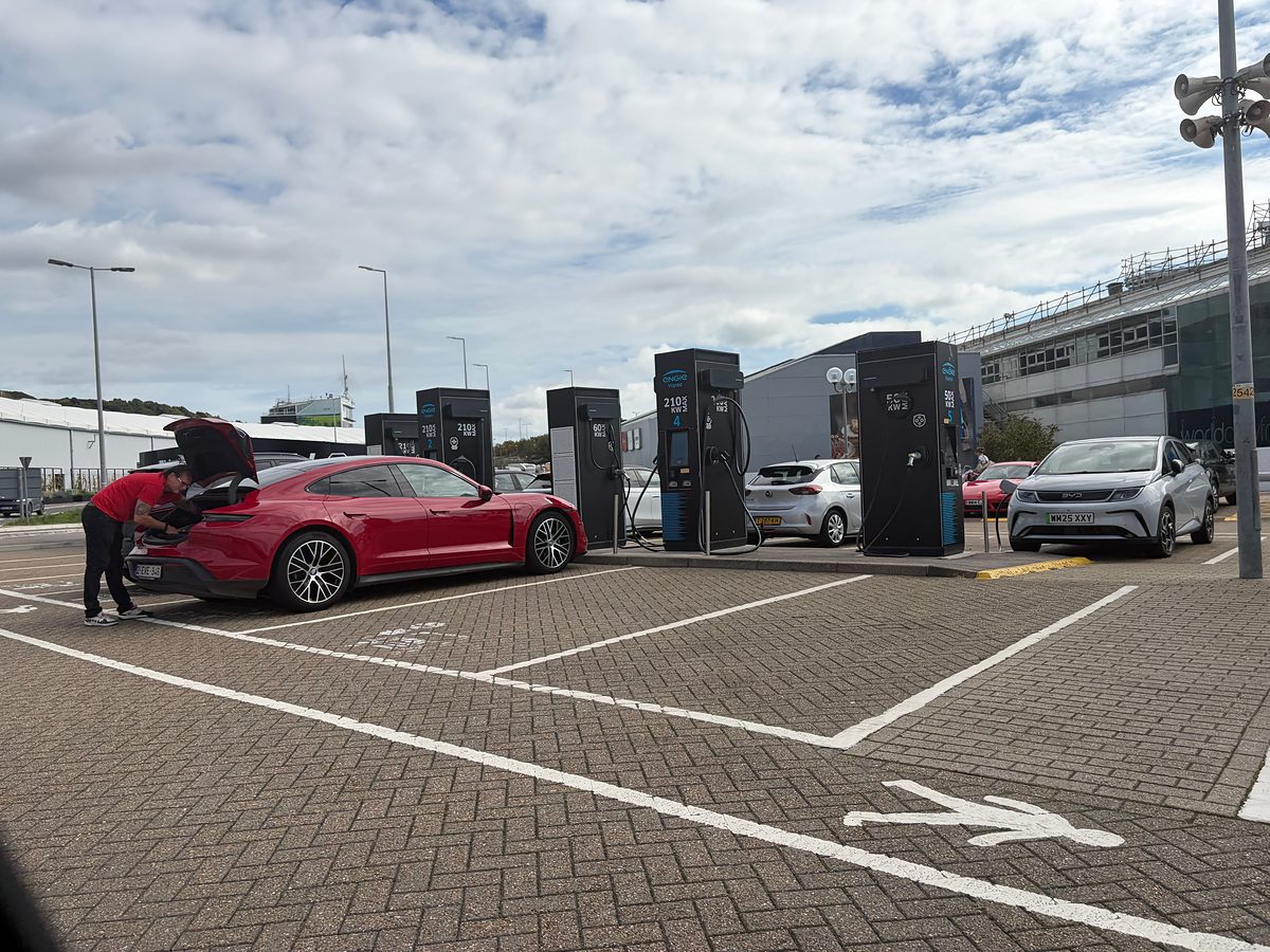 Ladestation für Elektroautos am Eurotunnel Terminal Folkestone