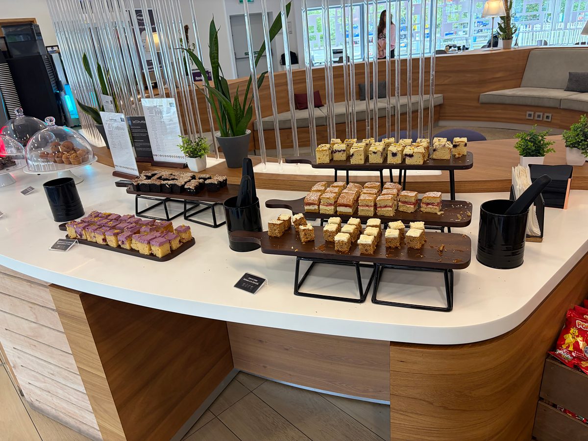 Snacks und Getränke in der Flexiplus-Lounge am Eurotunnel-Terminal