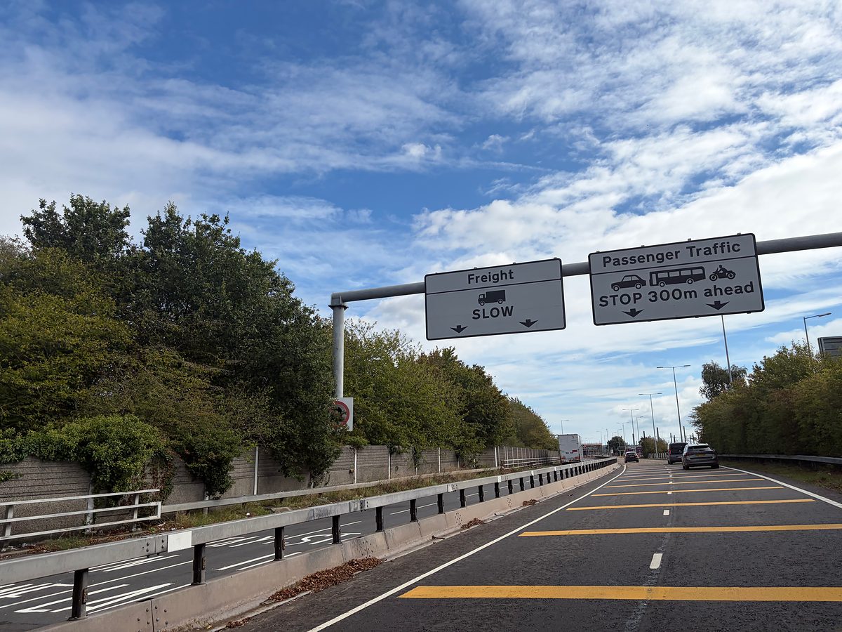 Beschilderung zum Eurotunnel Check-in am LeShuttle-Terminal in Folkestone