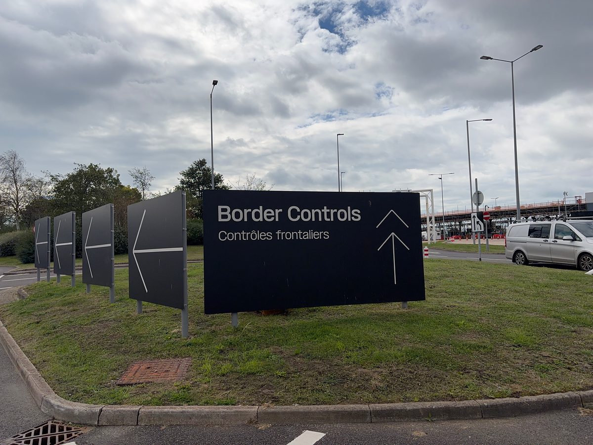 Beschilderung zu den Grenzkontrollen am Eurotunnel-Terminal