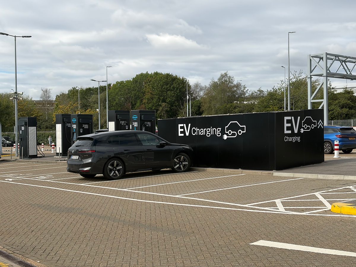Elektroauto an der Ladesäule am Eurotunnel-Terminal Folkestone