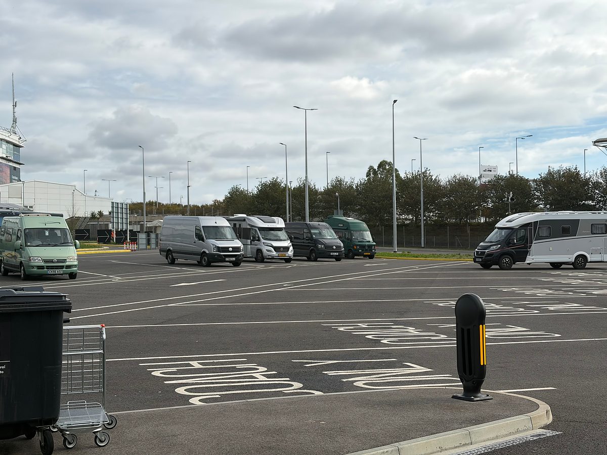 Wohnmobile auf dem Parkplatz am Eurotunnel-Terminal vor der Abfahrt