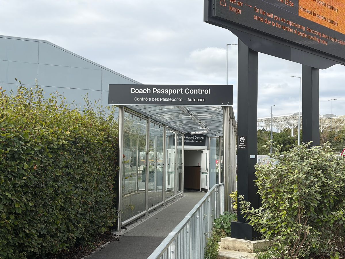 Eingang zur Passkontrolle für Busreisende am Eurotunnel-Terminal Folkestone