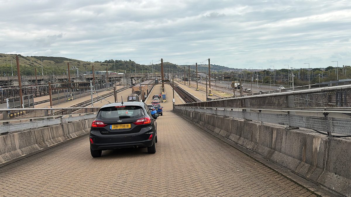 Rampe zum Bahnsteig am Eurotunnel-Terminal, über die Fahrzeuge in den Zug fahren