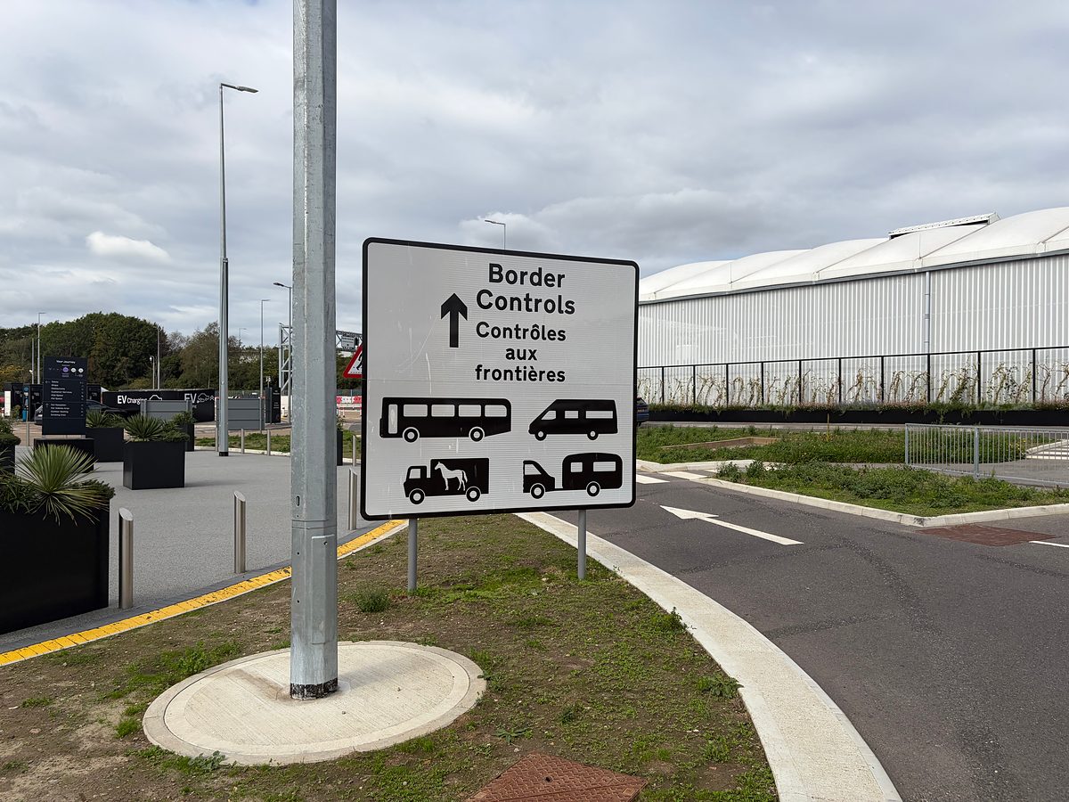 Schild zur Grenzkontrolle für Wohnwagen und Anhänger am Eurotunnel-Terminal