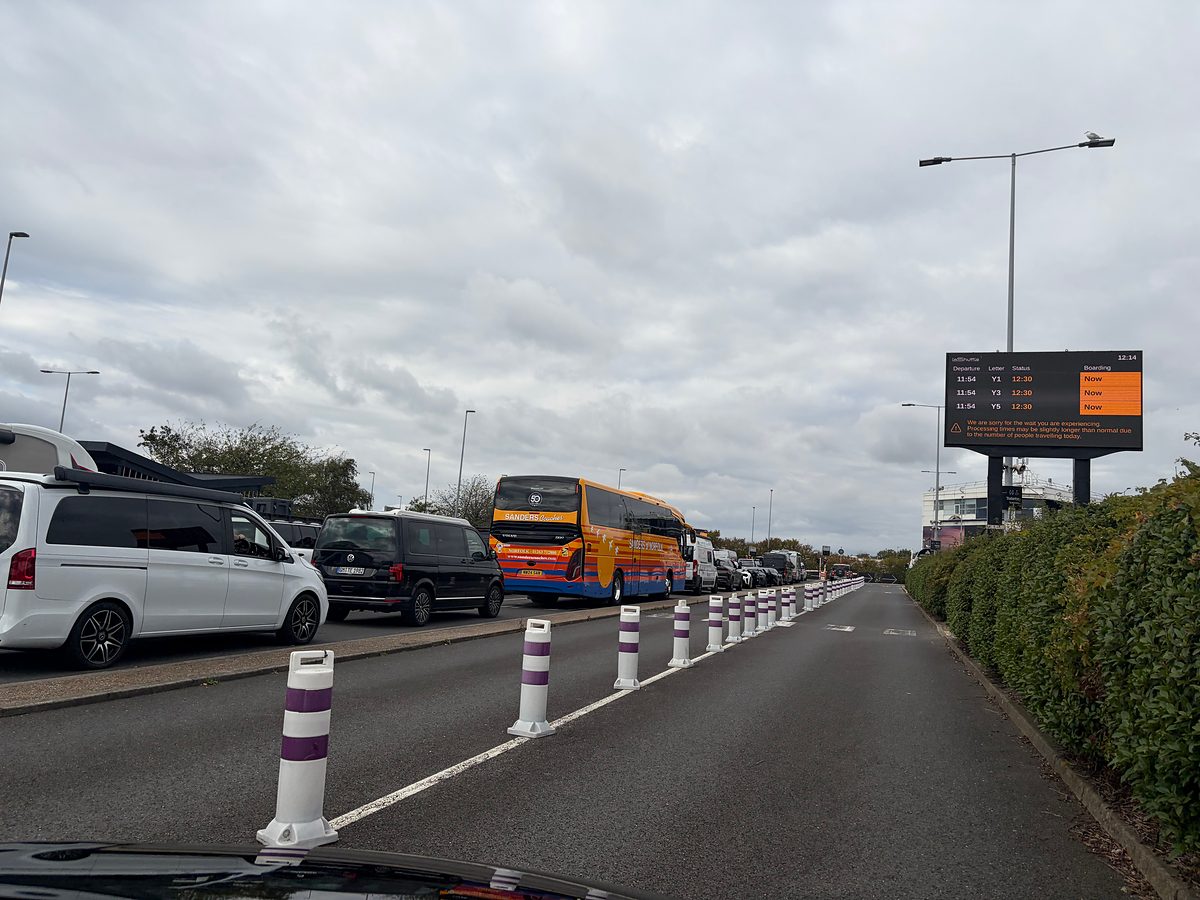Autos in der Warteschlange vor dem Boarding am Eurotunnel-Terminal