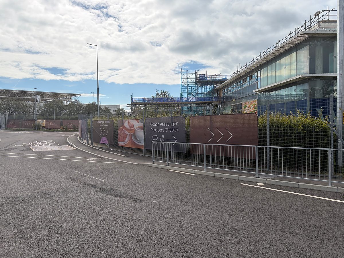 Wegweiser zur Passkontrolle für Busreisende am Eurotunnel-Terminal