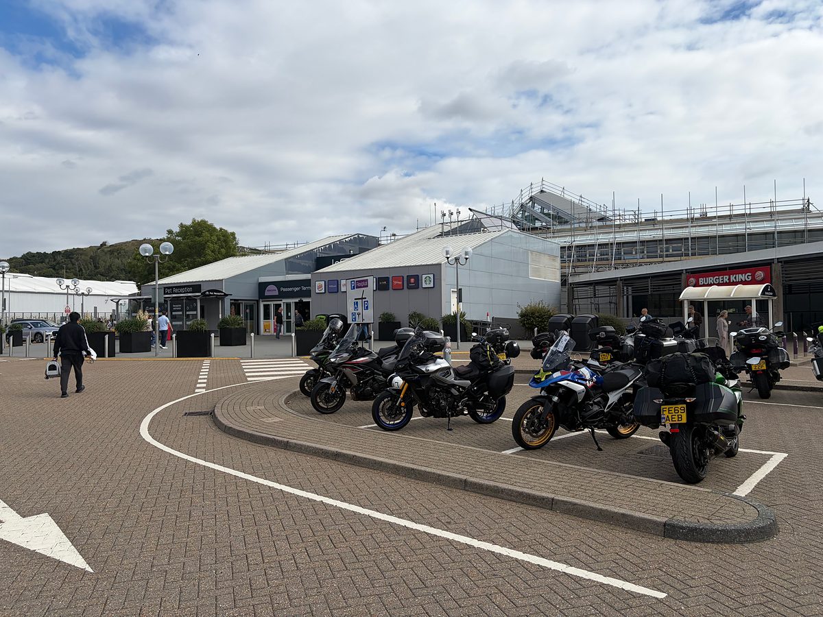 Motorräder auf dem Parkplatz am Eurotunnel-Terminal Folkestone vor der Abfahrt