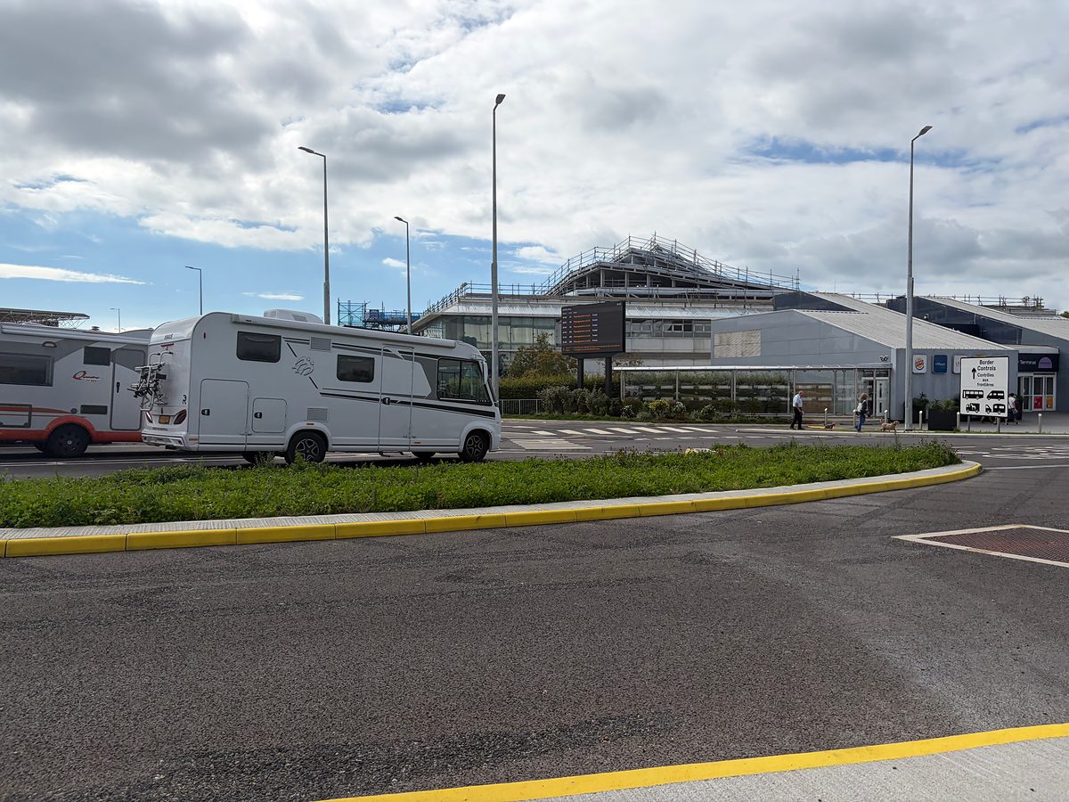 Wegweiser zur Grenzkontrolle am Eurotunnel Terminal Folkestone